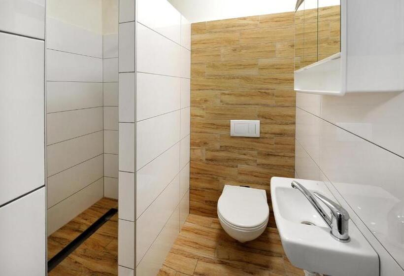 Четырехместный номер эконом класса с общей ванной комнатой, Bel Hostel
