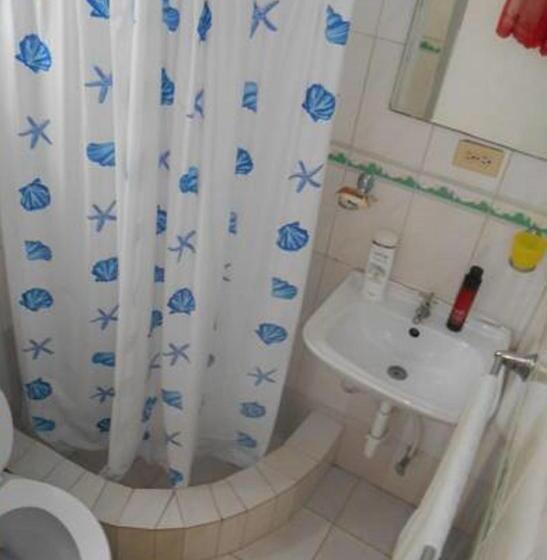 اتاق اکونومی, Lucy Rooms