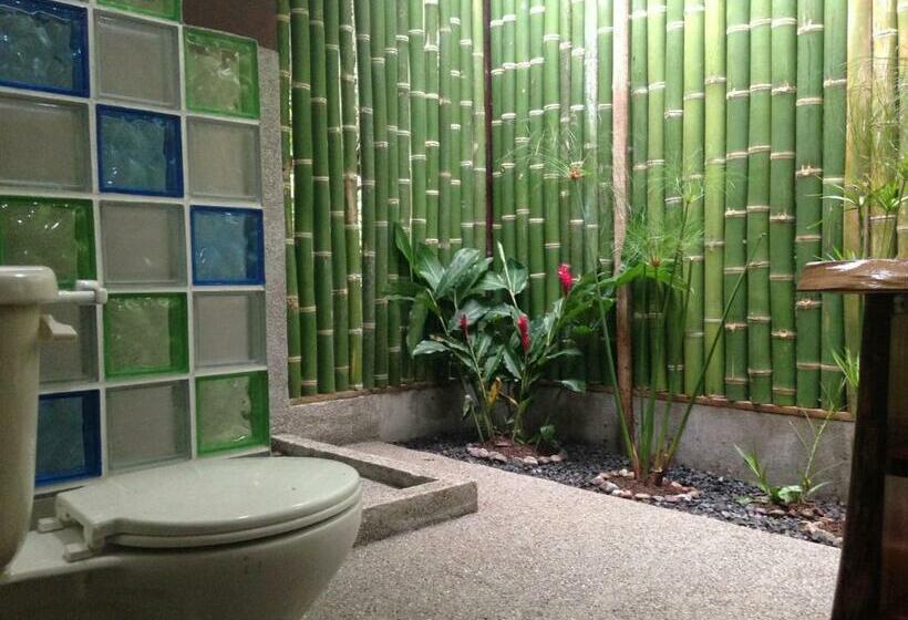 غرفة ديلوكس مطلّة علي البحر, Jungle Lodge At Wild Sun Rescue Center