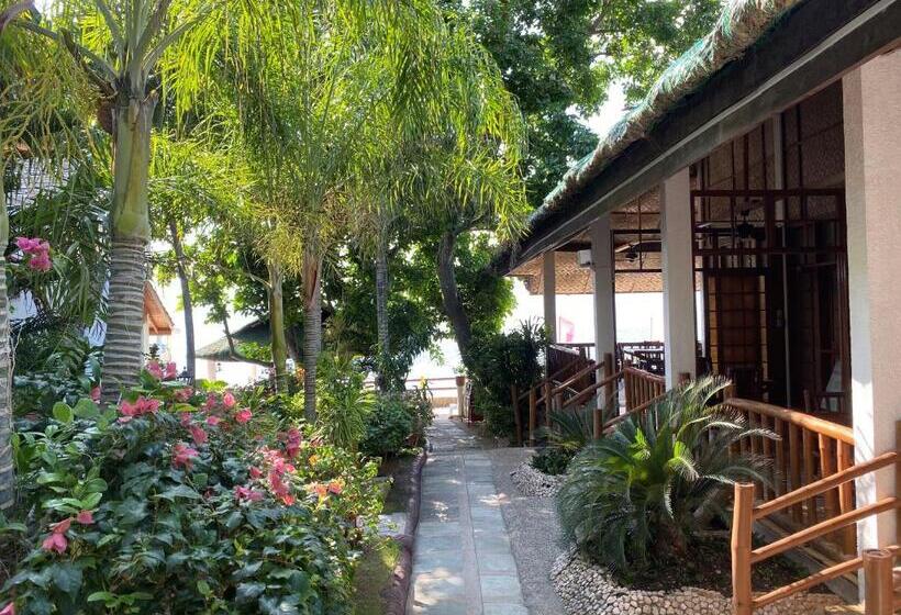 کلبه دلوکس, Marina Village