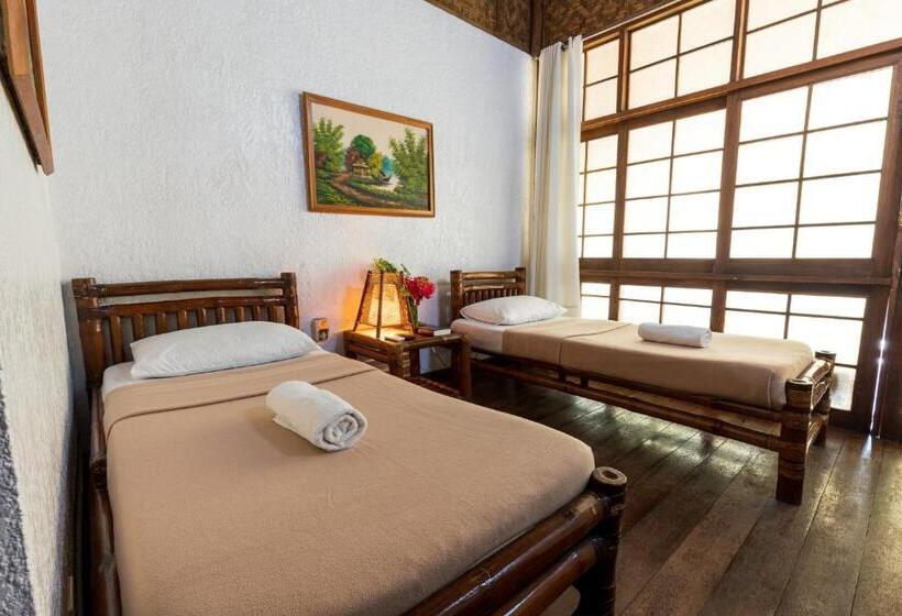 کلبه دلوکس, Marina Village