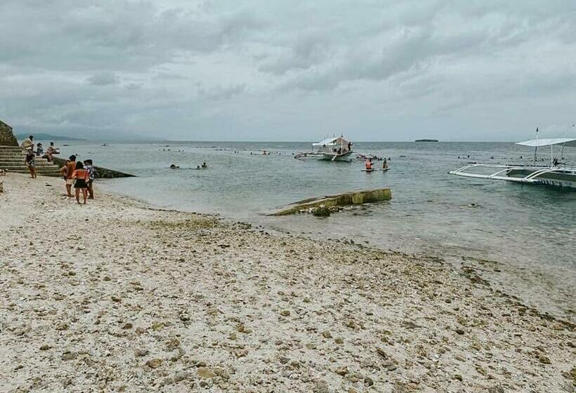 کلبه دلوکس, Marina Village