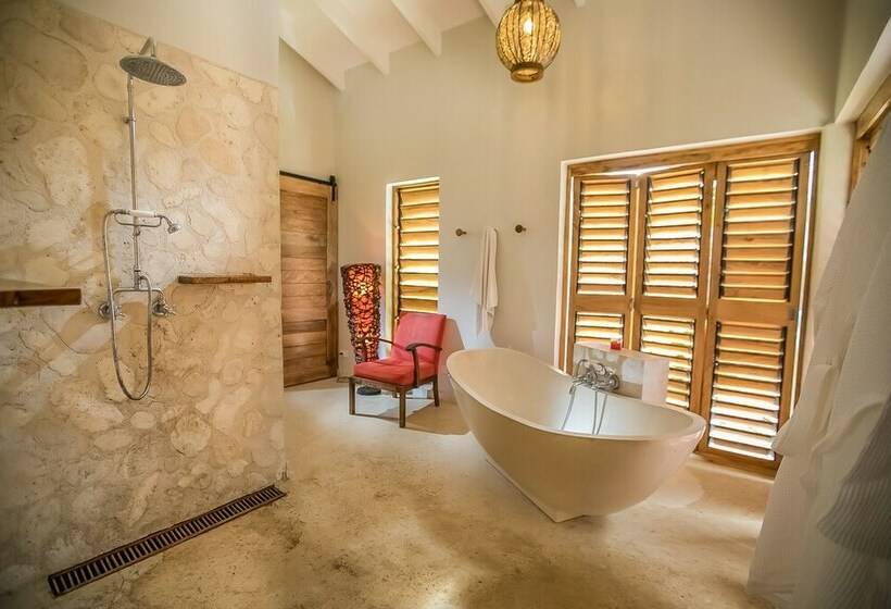 וילה עם 4 חדרי שינה, Nakatumble