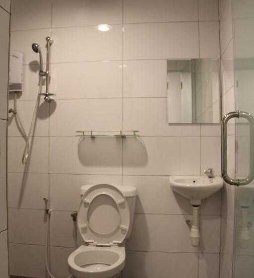 חדר דלוקס לשלושה, Amanjaya