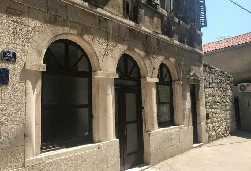 استودیوی استاندارد, Perello Old Town