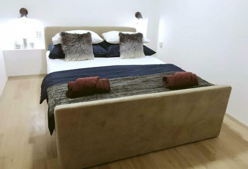 استودیوی استاندارد, Perello Old Town