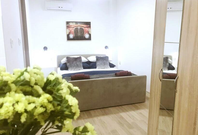 استودیوی استاندارد, Perello Old Town