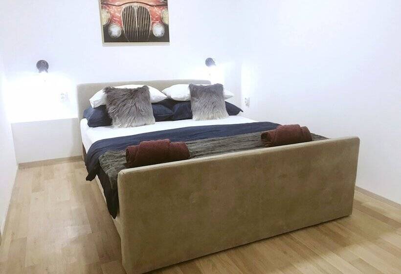 استودیوی استاندارد, Perello Old Town