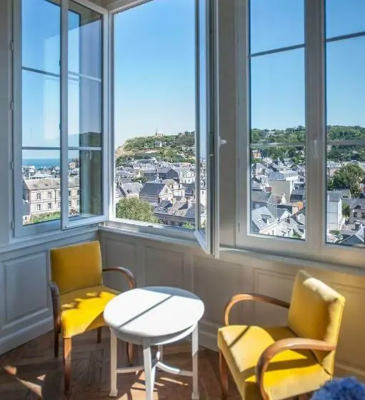 اتاق لوکس با چشم‌انداز دریا, Castel De La Terrasse