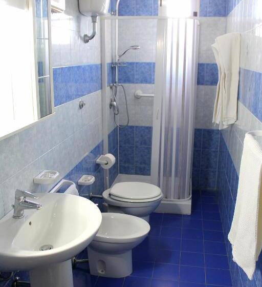 חדר סטנדרט לשלושה, Blu