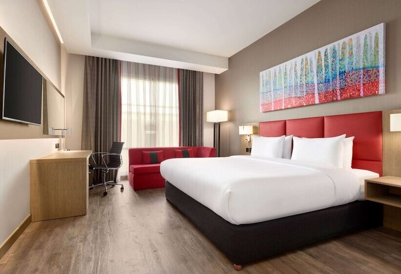 اتاق استاندارد با تخت بزرگ برای معلولان, Ramada Encore By Wyndham Muscat Al Ghubra