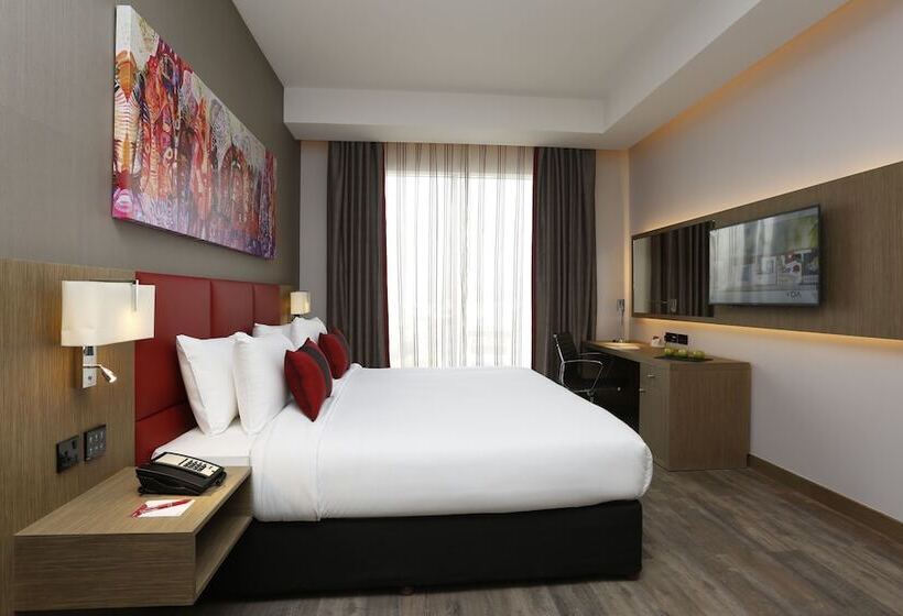 اتاق استاندارد با تخت بزرگ برای معلولان, Ramada Encore By Wyndham Muscat Al Ghubra