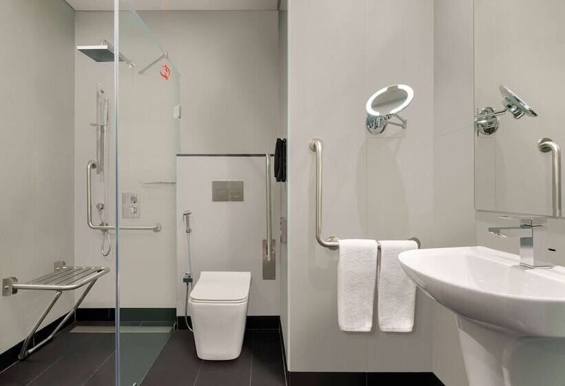 اتاق استاندارد با تخت بزرگ برای معلولان, Ramada Encore By Wyndham Muscat Al Ghubra