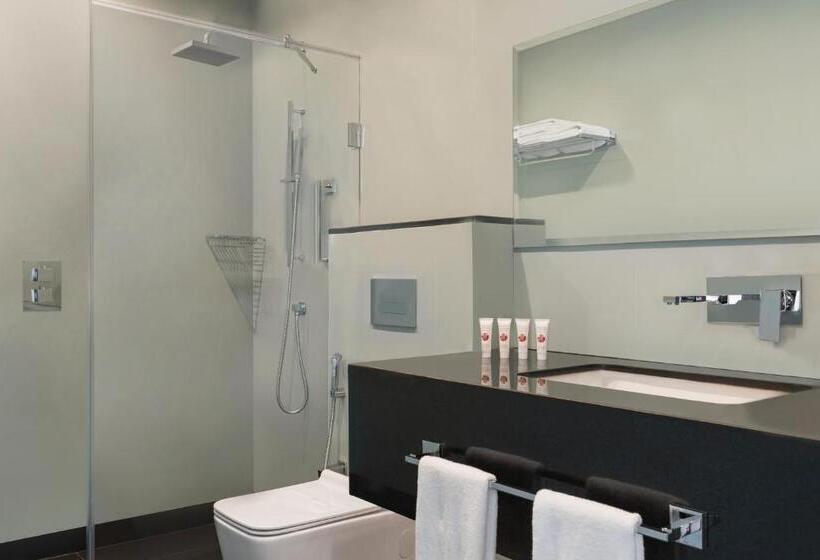 اتاق استاندارد با تخت بزرگ برای معلولان, Ramada Encore By Wyndham Muscat Al Ghubra