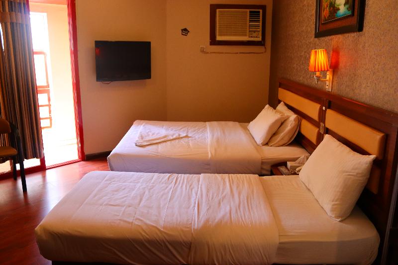 اتاق استاندارد با تخت بزرگ برای معلولان, Ramada Encore By Wyndham Muscat Al Ghubra