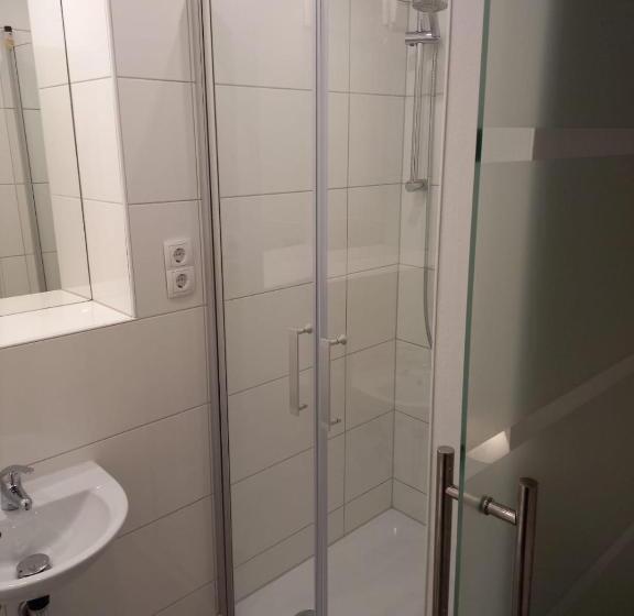 장애인을 위한 스탠다드 룸, Schinderhannes