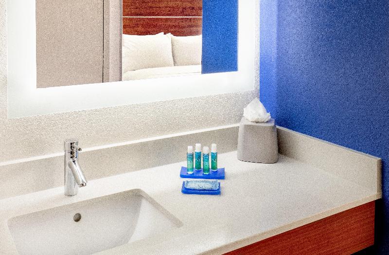 סוויטה מותאמת לאדם עם מוגבלויות, Holiday Inn Express Chesapeake   Norfolk, An Ihg