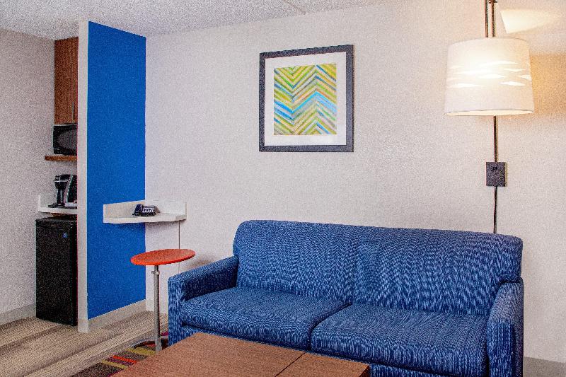 מיטת קינג בסוויטה, Holiday Inn Express Chesapeake   Norfolk, An Ihg