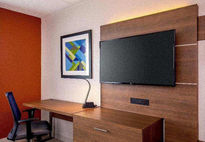 스위트 킹사이즈 침대, Holiday Inn Express Chesapeake   Norfolk, An Ihg