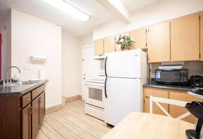 Deluxe-studio, Island Sun Inn & Suites   Venice, Florida Historic Downtown & Beach Getaway