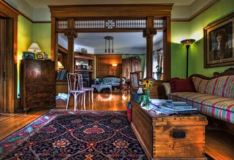 سوییت لوکس, White Lace Inn