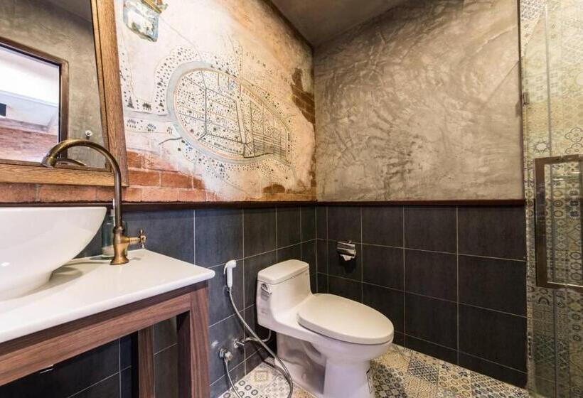 キングサイズベッドのスタンダードルーム, Sri Ayutthaya