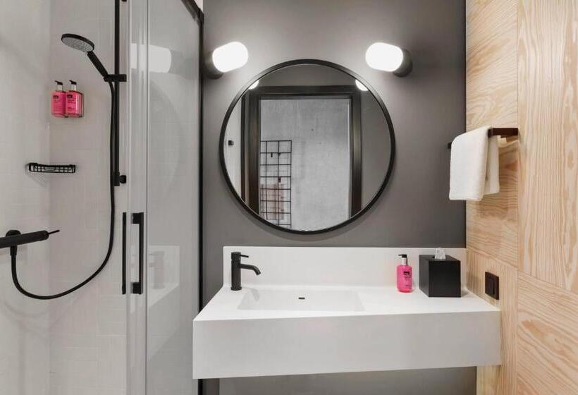 اتاق استاندارد, Moxy Kaunas Center