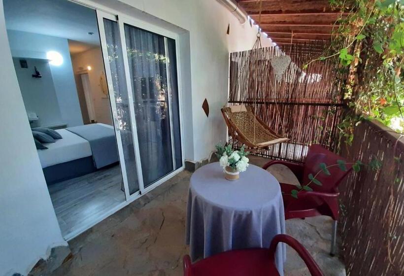 جناح جونيور مزوَّد بتراس, Finca La Barca