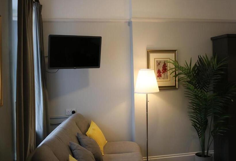 Семейный Номер, Norfolk Arms