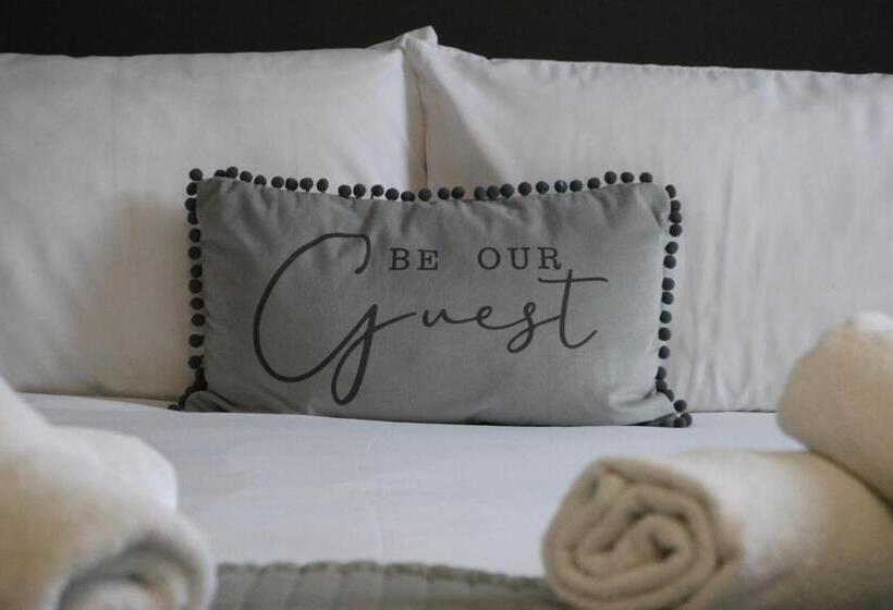 Семейный Номер, Norfolk Arms