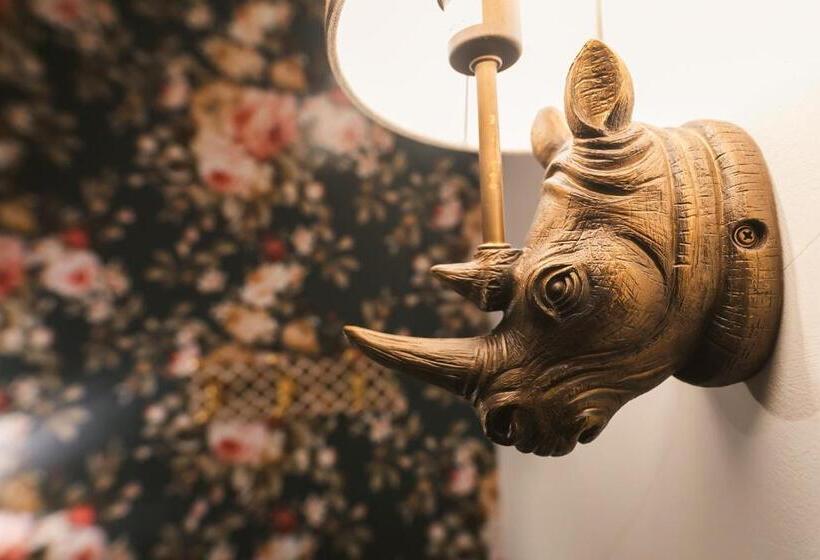 디럭스 패밀리 룸, The Rose & Crown