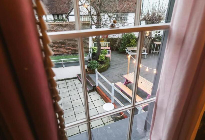 디럭스 패밀리 룸, The Rose & Crown