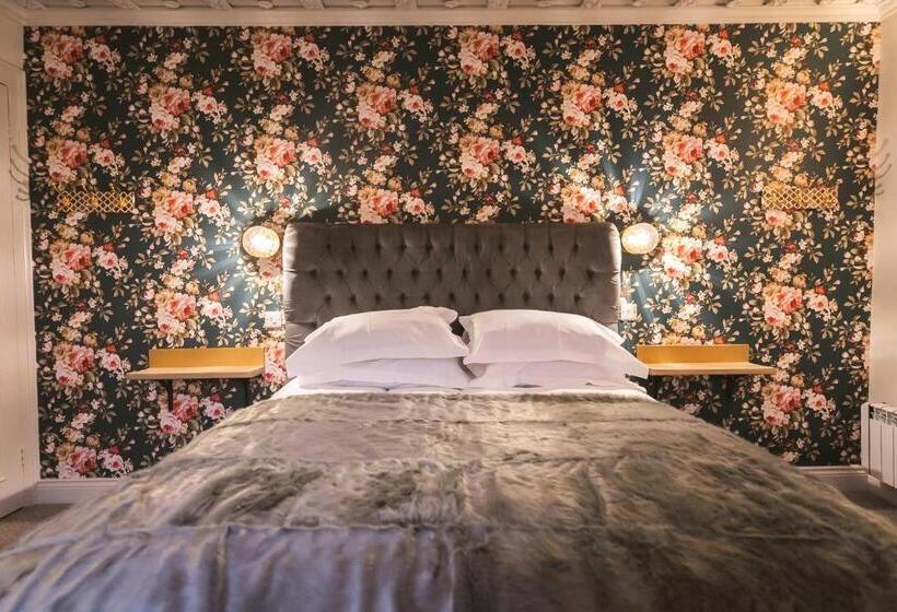 디럭스 패밀리 룸, The Rose & Crown