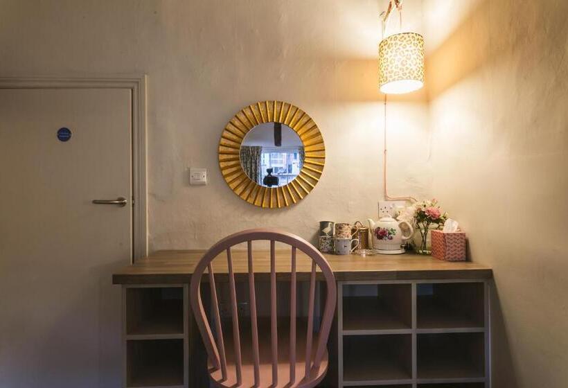 패밀리 스위트, The Rose & Crown