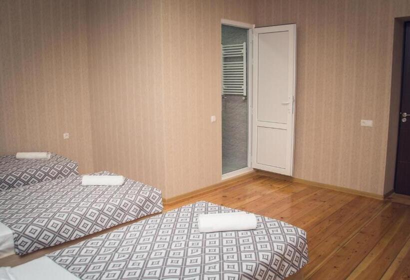 اتاق استاندارد سه نفره, Dreamland Guest House