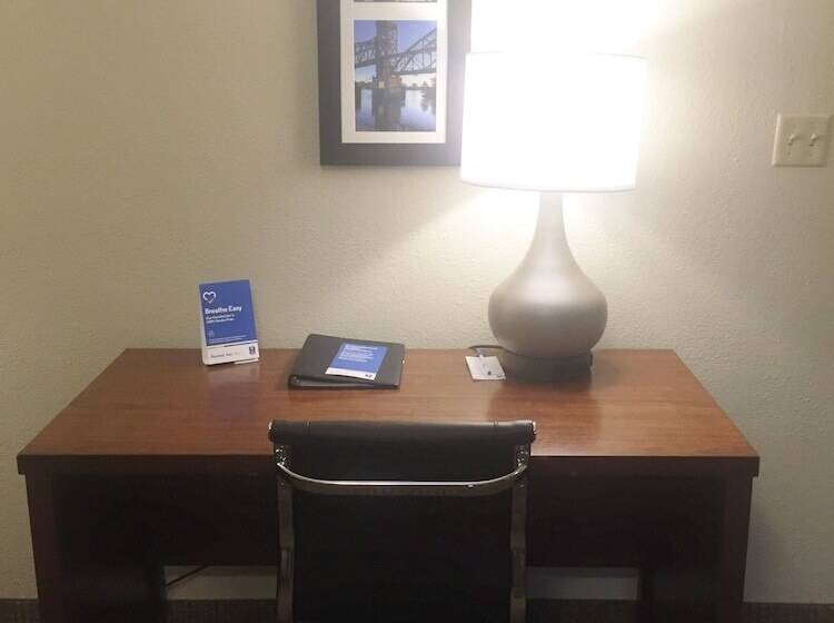 جناح, Comfort Inn & Suites Airport