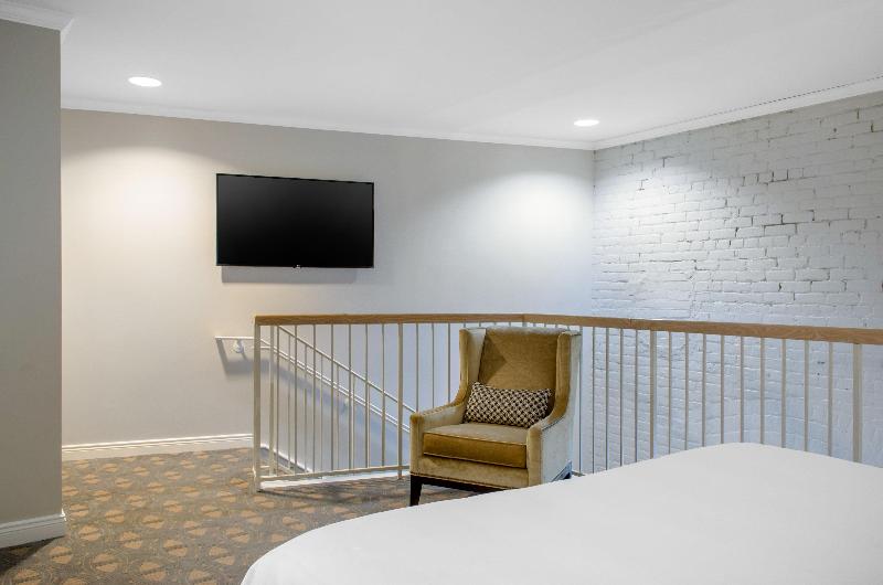 سوئیت با تخت بزرگ, Omni Riverfront New Orleans