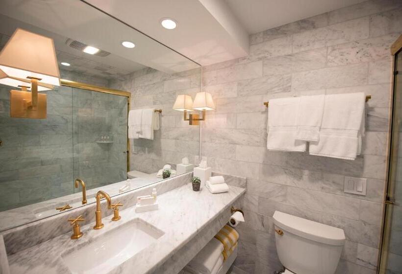 스탠다드 룸 킹사이즈 침대, Yachtsman Lodge & Marina