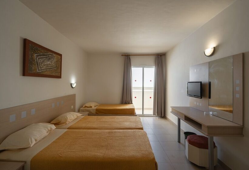 标准三人间, Dar Khayam