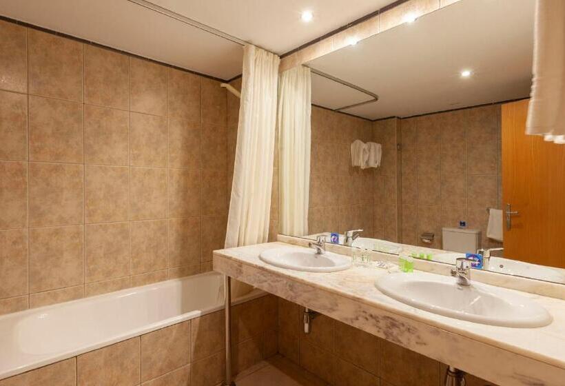 اتاق استاندارد سه نفره, Wuau! Hotel Segle Xx