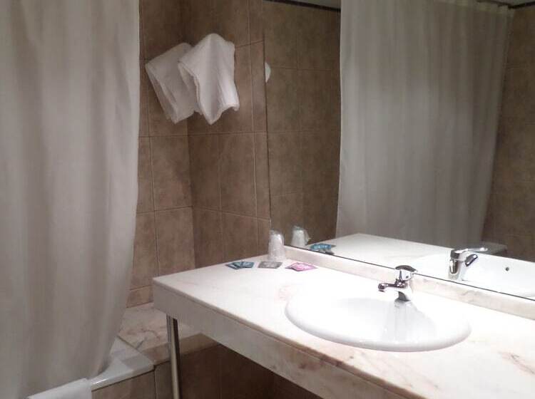 اتاق استاندارد سه نفره, Wuau! Hotel Segle Xx