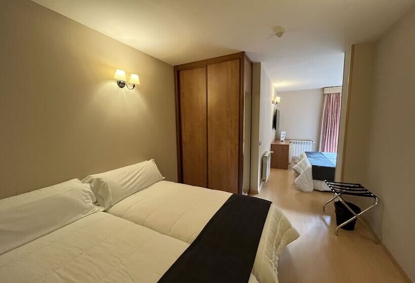اتاق خانوادگی, Wuau! Hotel Segle Xx