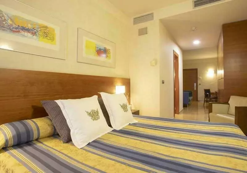 اتاق استاندارد سه نفره, Sercotel Palacio De Tudemir