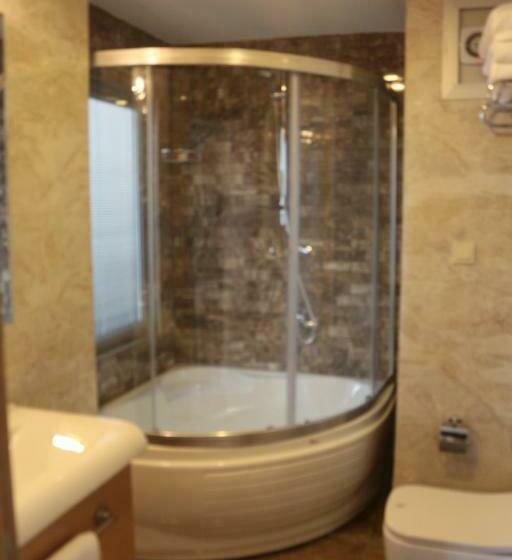 غرفة ديلوكس رباعية, Longoz