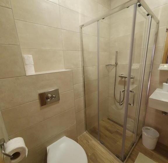 اتاق استاندارد سه نفره, Vesna