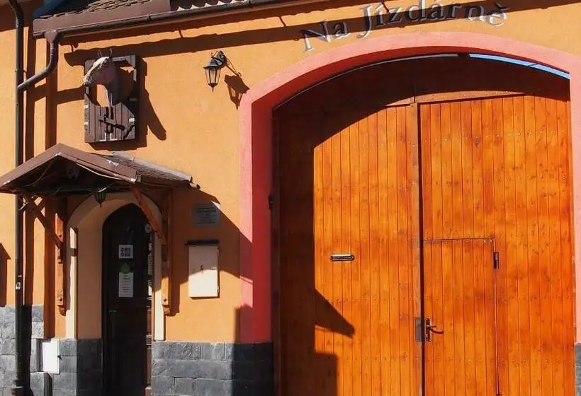 スイート, Penzion A Restaurace Na Jízdárně