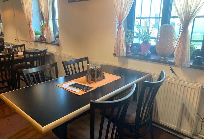 سوییت, Penzion A Restaurace Na Jízdárně