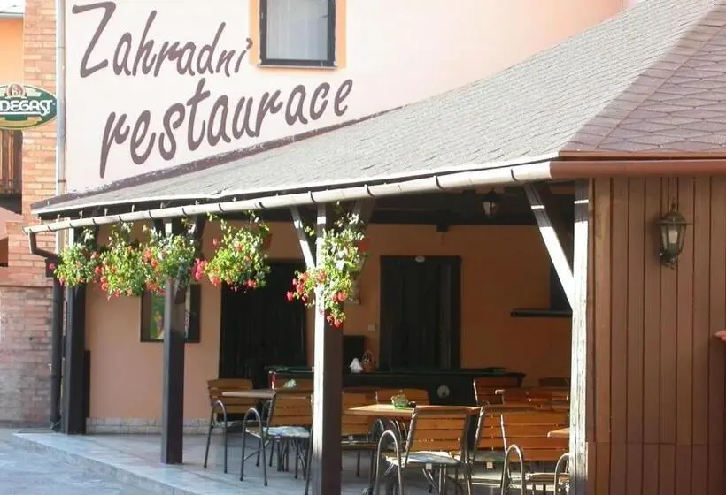 スイート, Penzion A Restaurace Na Jízdárně
