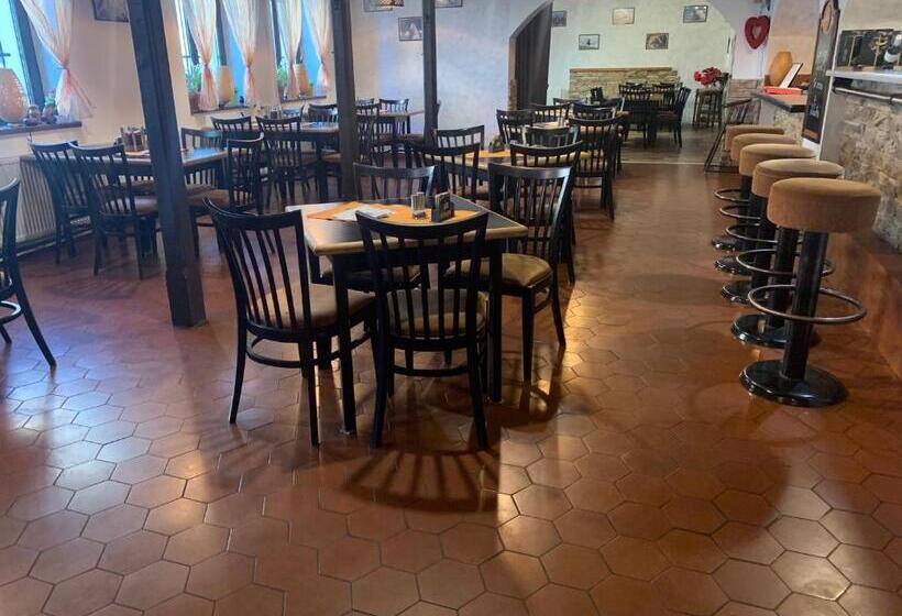 스위트, Penzion A Restaurace Na Jízdárně