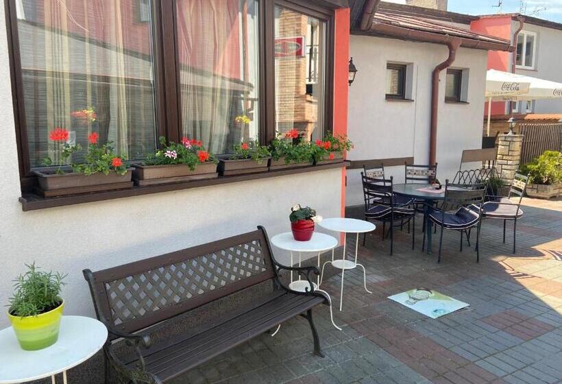 سوییت, Penzion A Restaurace Na Jízdárně